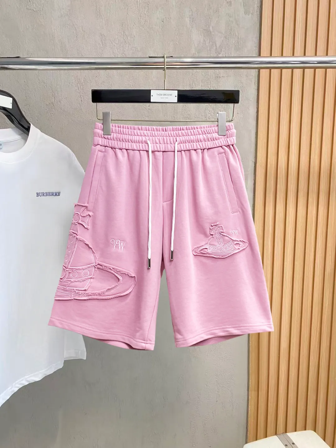 The Queen Mother's three-standard complete 2026 summer New Arrival men's casual shorts, advanced custom-made fabric Breathable fabric, Breathable elasticity and comfort, impeccable details, top-grade accessories, original logo design concept, delicate and soft feel! The upper body fit is awesome! Size: M-XXXL Please state your height and weight when ordering